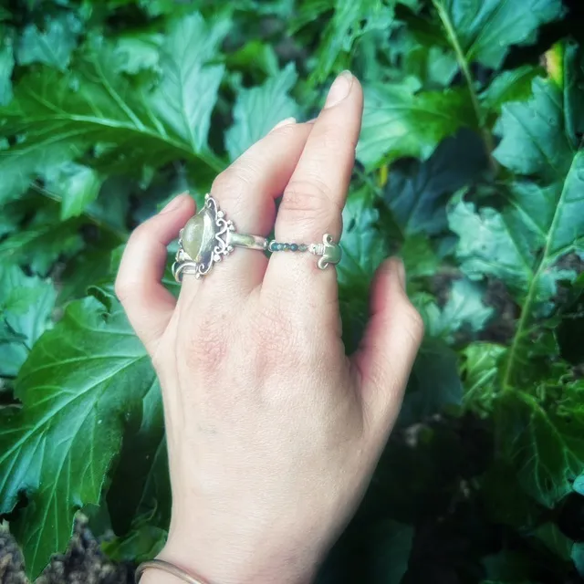 Bague Artemis en argent et perles d'agate mousse posée au creux d'une plante succulente