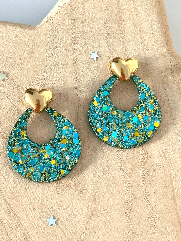 Paire de boucles d'oreilles Queen avec cœurs dorés et anneaux ajourés à paillettes turquoise sur bois