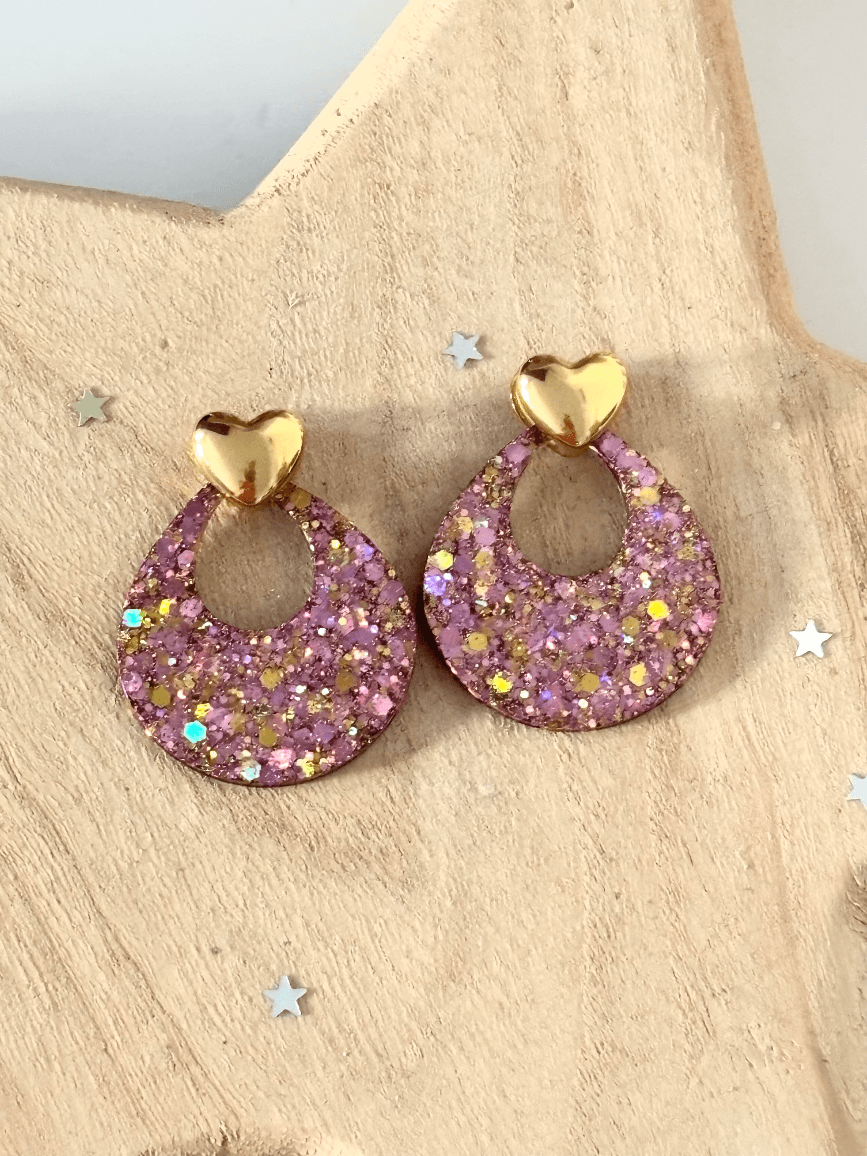 Paire de boucles d'oreilles Queen avec cœur doré et pampille ajourée à paillettes roses sur bois